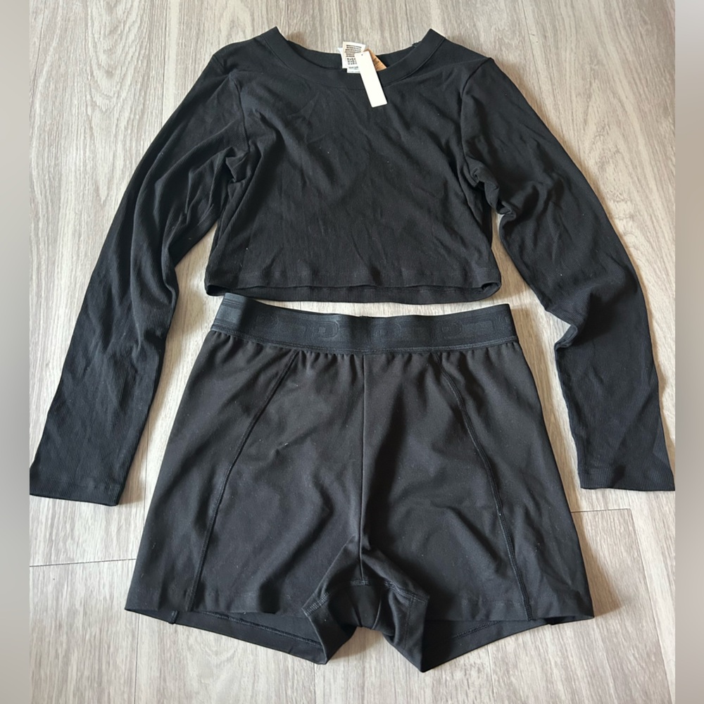 Victoria’s Secret pink Black Top and Shorts Set
Size Xl but fits like L